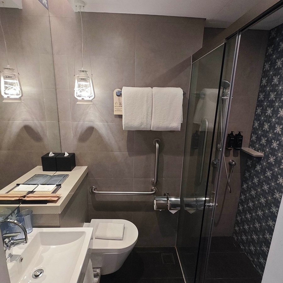 Mercure Singapore On Stevens — Bathroom