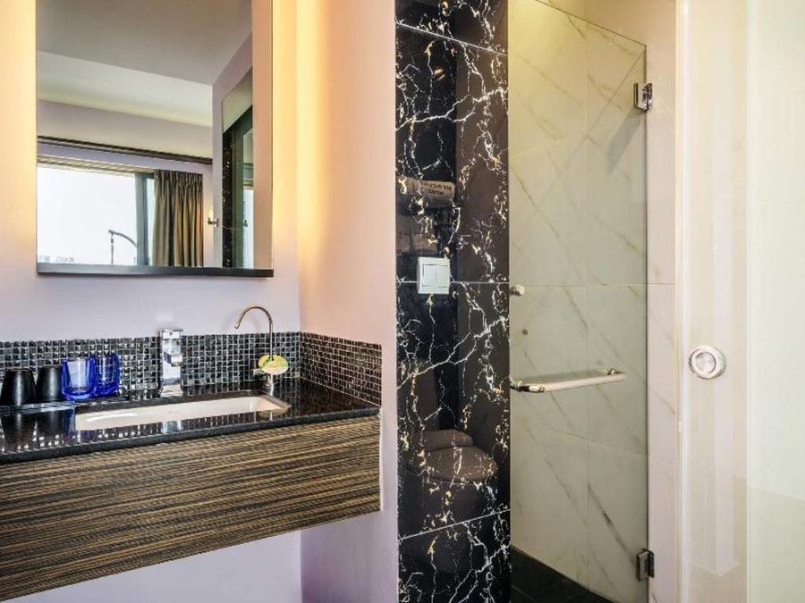 Mercure Singapore Tyrwhitt — Bathroom
