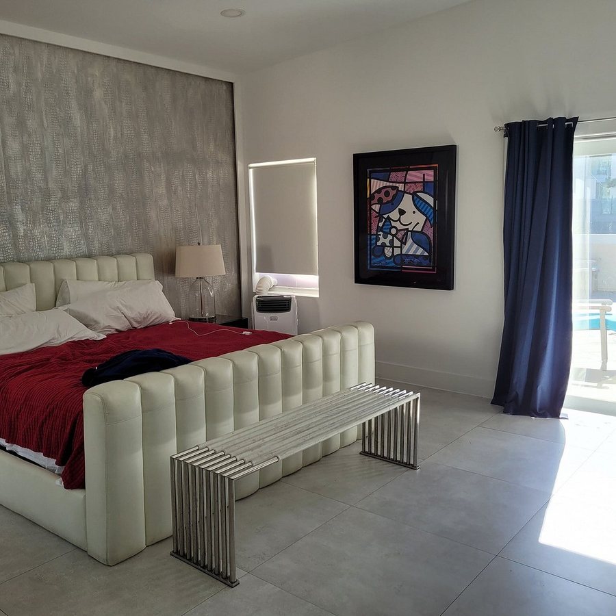 Mercury Apart Hotel Miami Beach Florida — Guest room