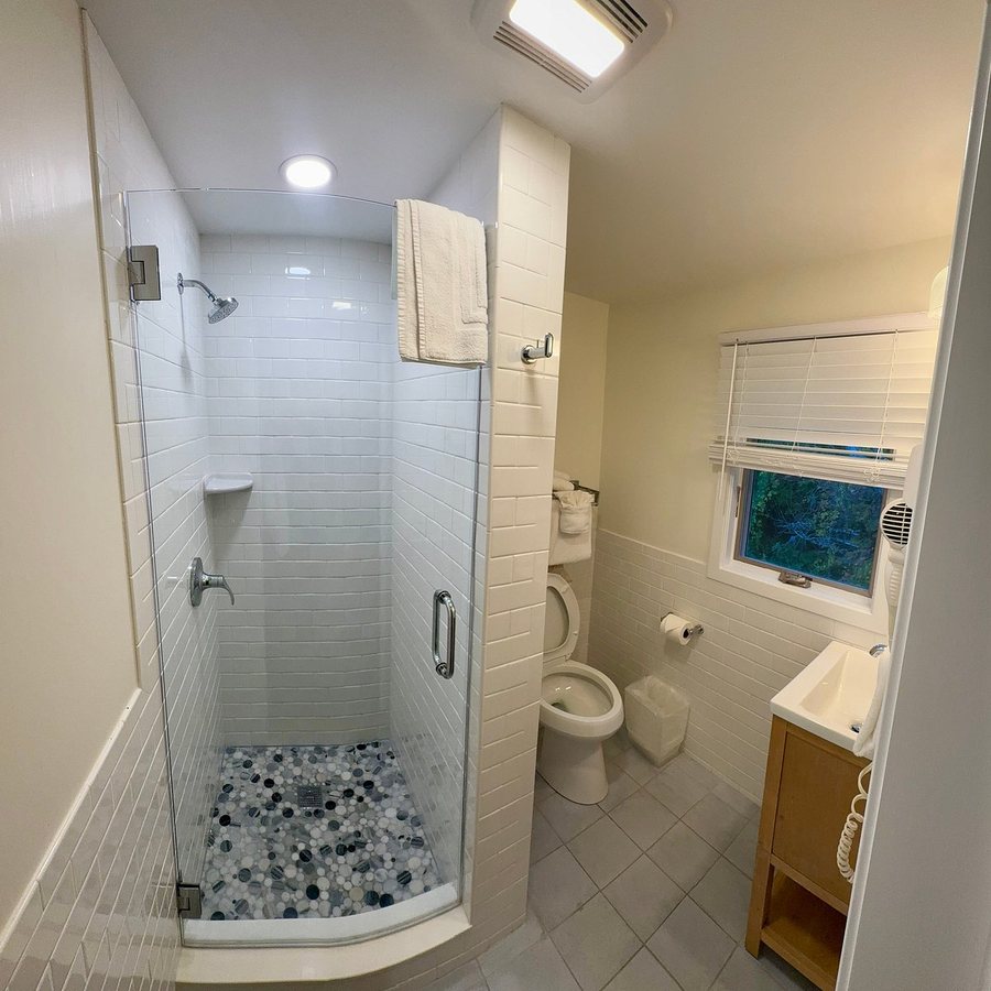 Mercury Hotel Provincetown — Bathroom