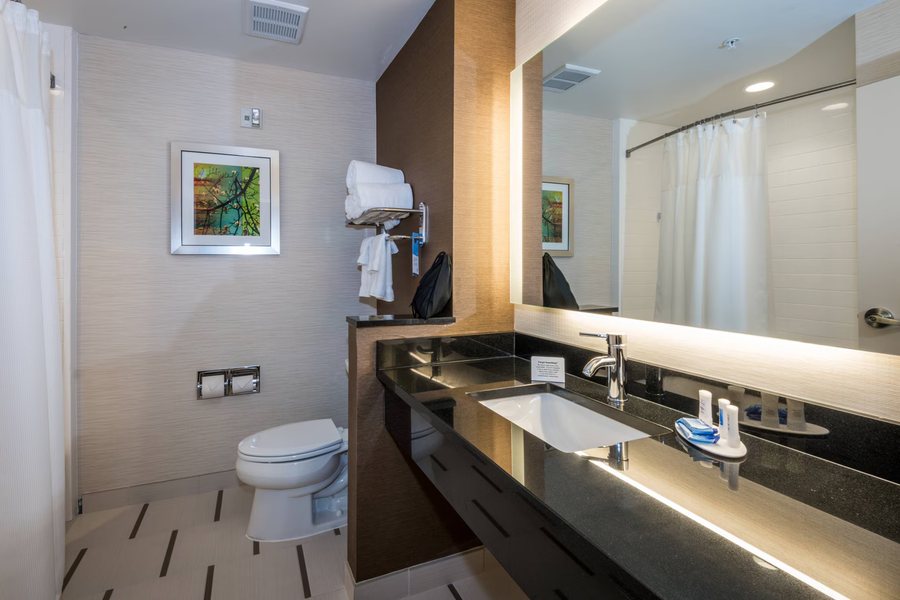 Meridian Inn Hotel — Bathroom