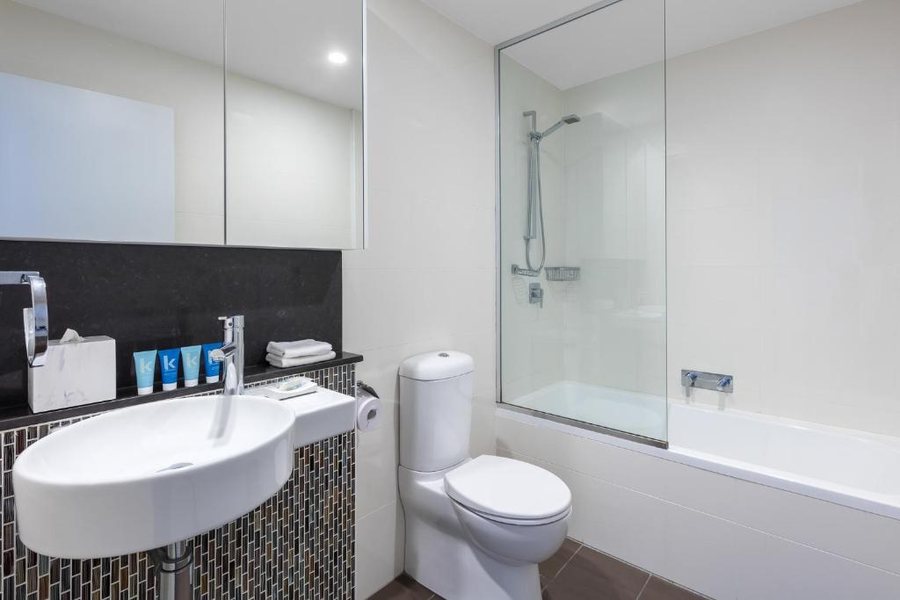 Meriton Suites Adelaide Street Brisbane — Bathroom