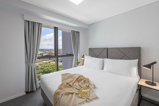 Meriton Suites Adelaide Street Brisbane — Guest room