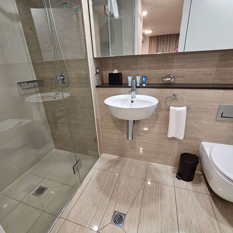 Meriton Suites Campbell Street Sydney — Bathroom