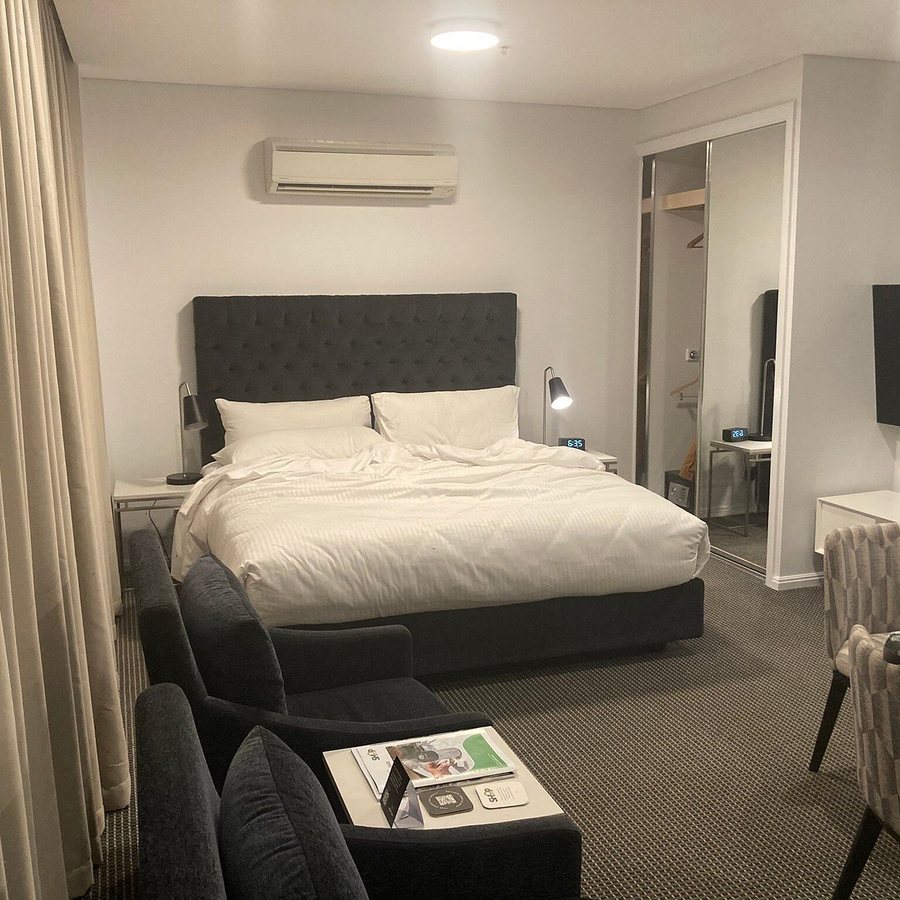 Meriton Suites Campbell Street Sydney — Guest room