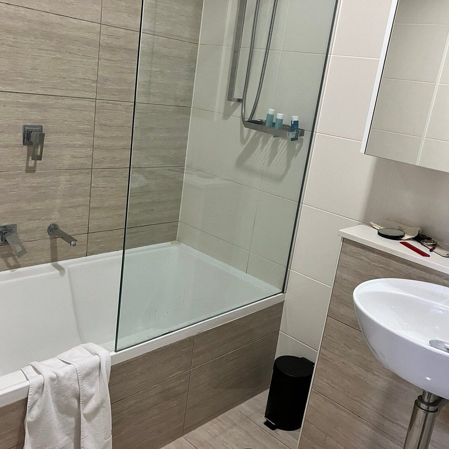 Meriton Suites Herschel Street Brisbane — Bathroom