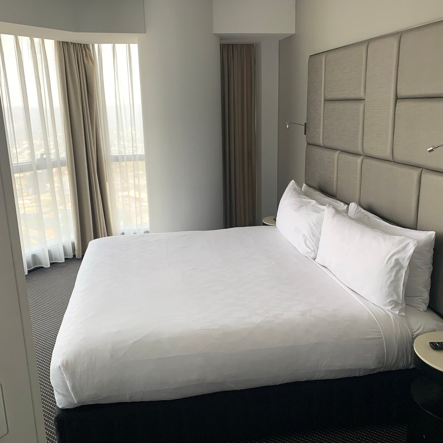 Meriton Suites Herschel Street Brisbane — Guest room