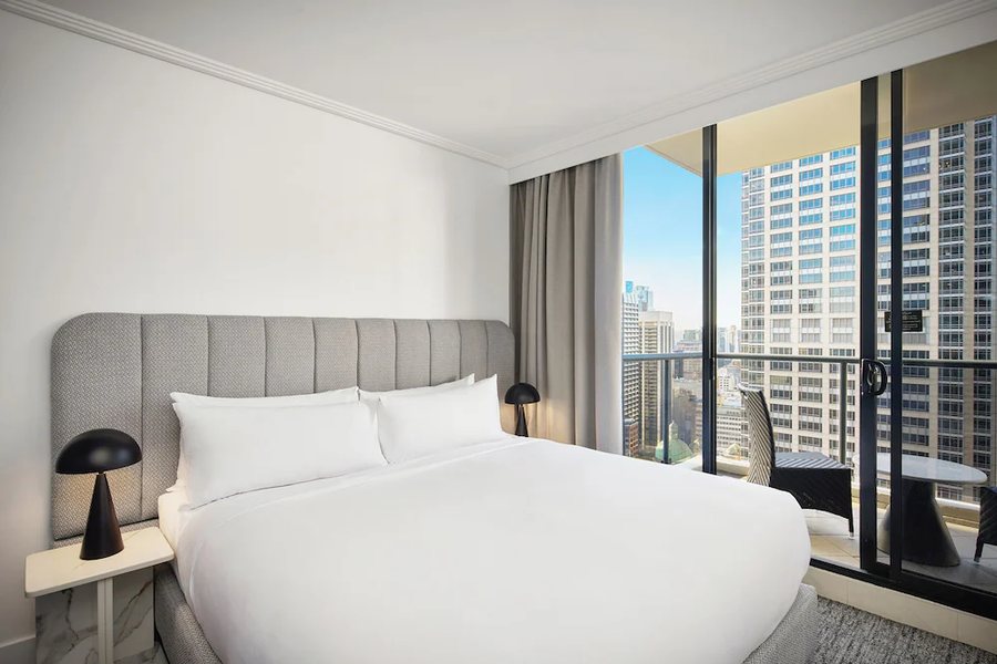 Meriton Suites Pitt Street Sydney — Guest room