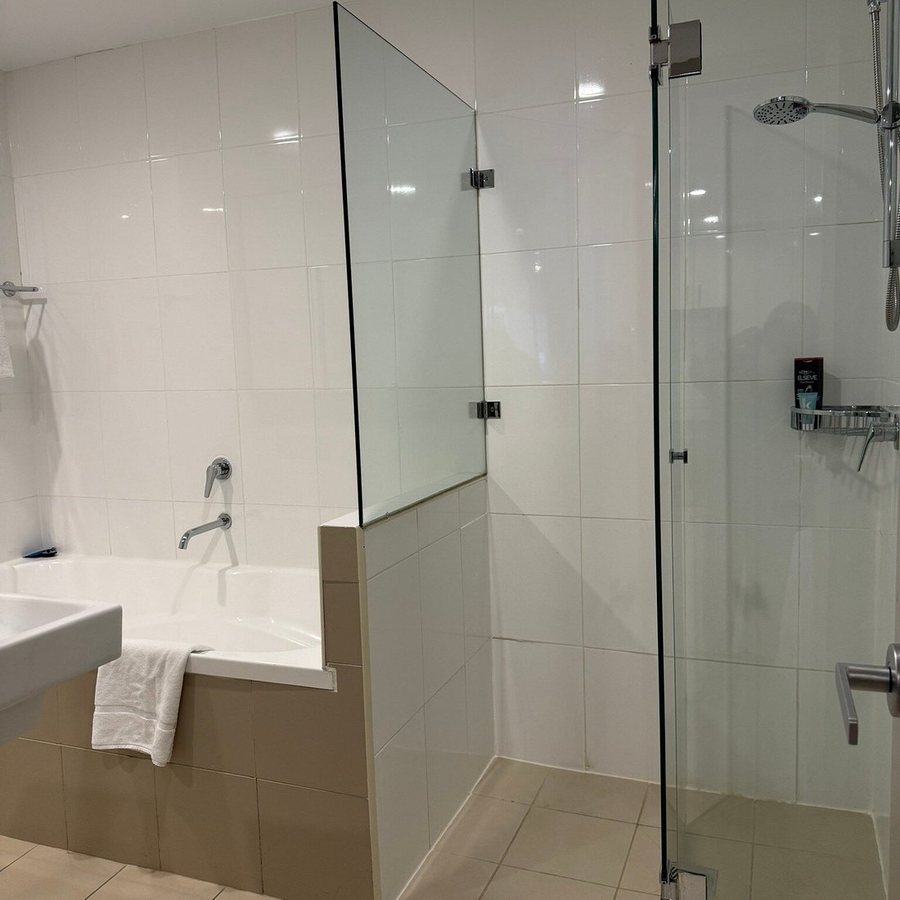 Meriton Suites World Tower Sydney — Bathroom
