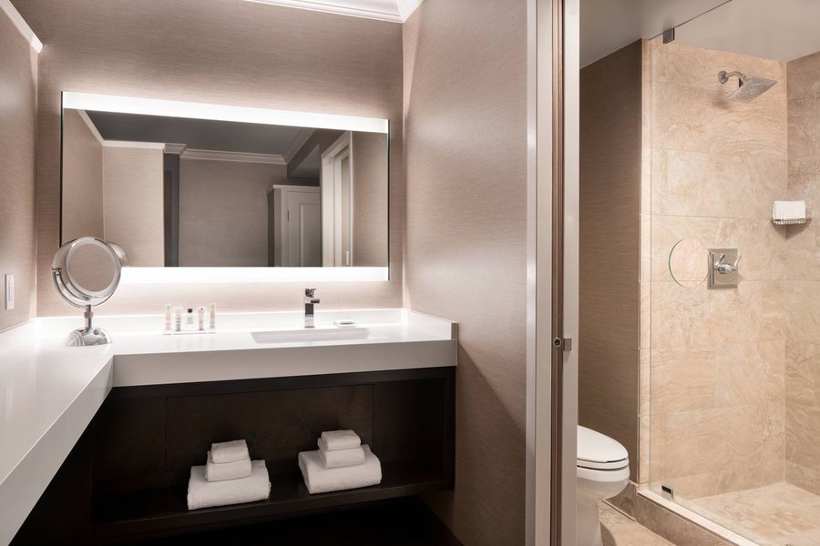 Merritt House Hotel — Bathroom
