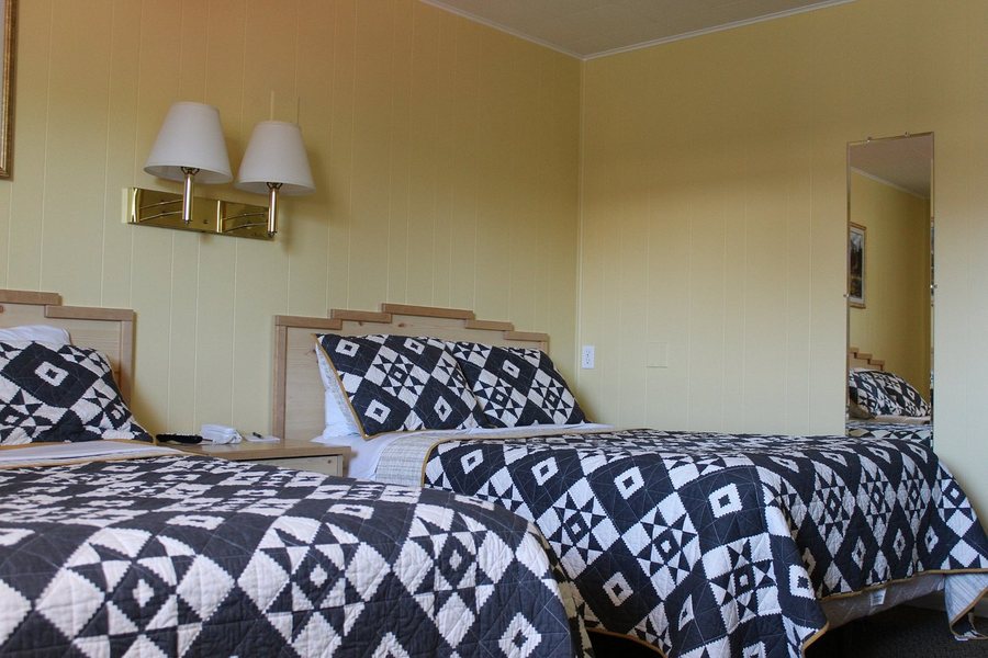 Mesa Verde Motel — Guest room