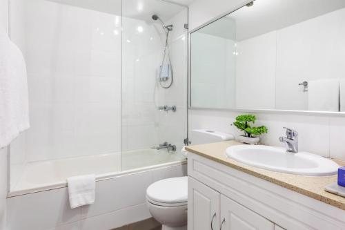 Metro Apartments On Darling Harbour — Bathroom