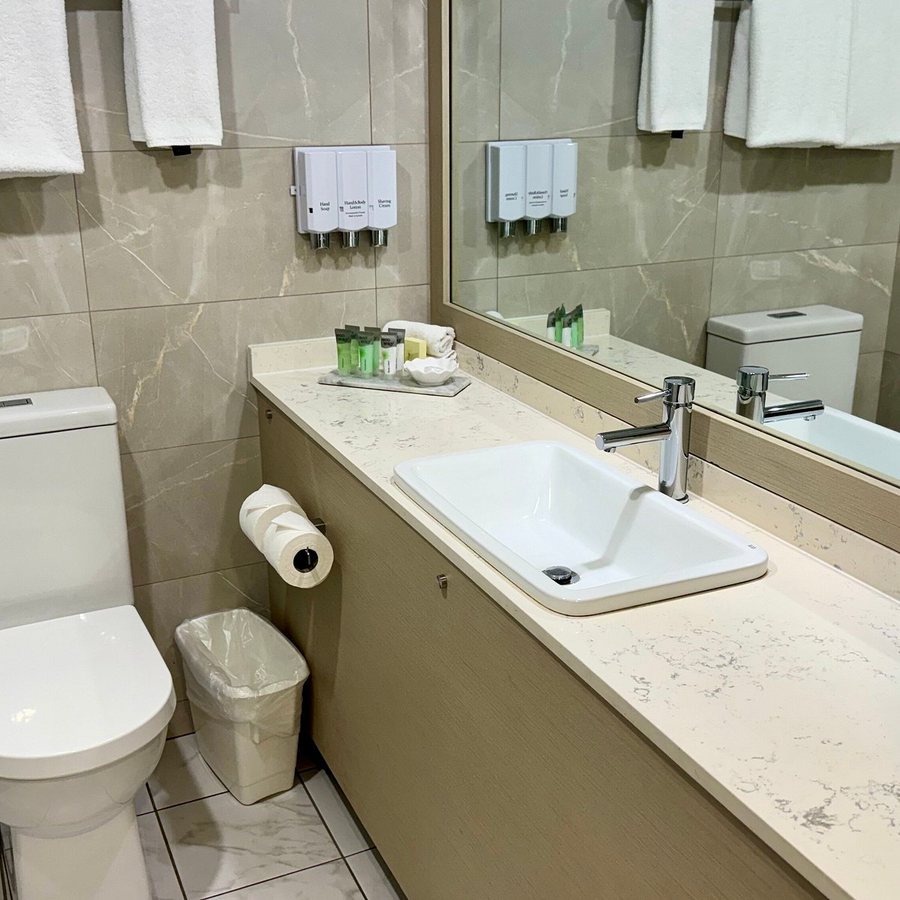 Metro Aspire Hotel Sydney — Bathroom