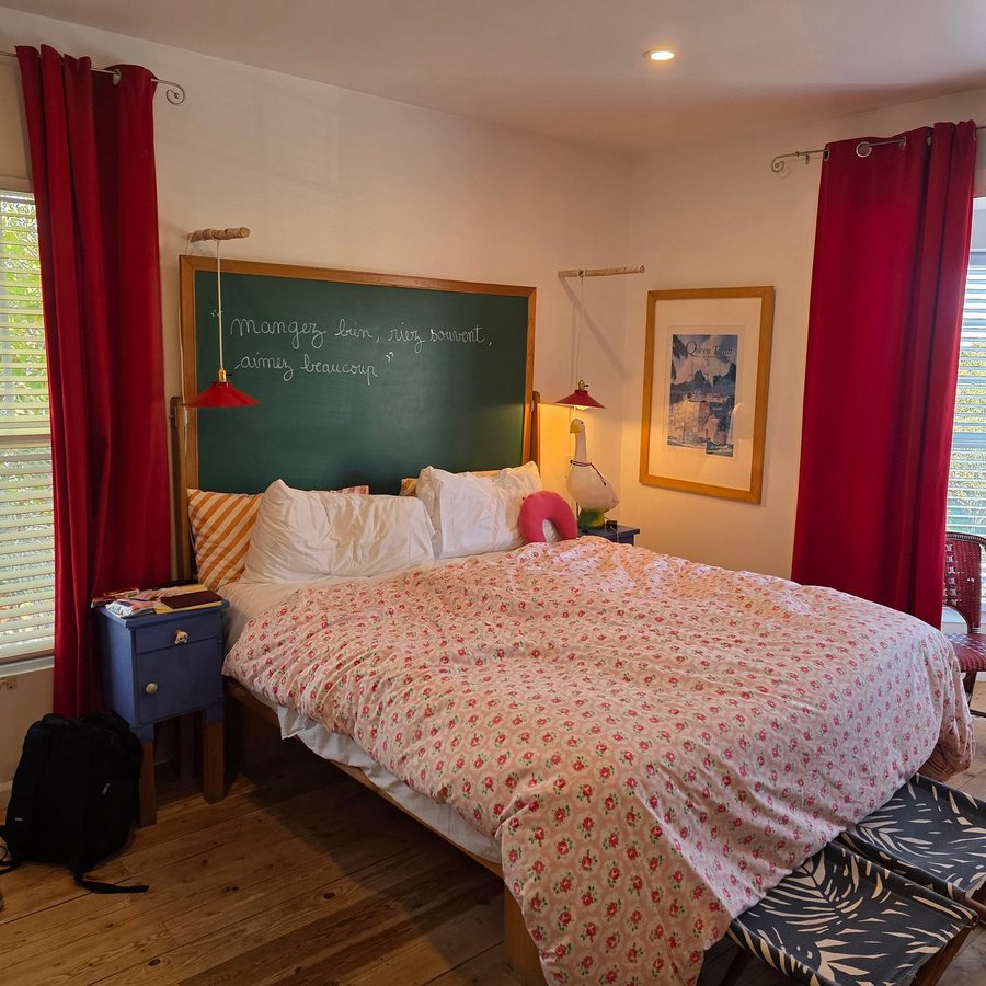 Metro Hotel Cafe — Guest room