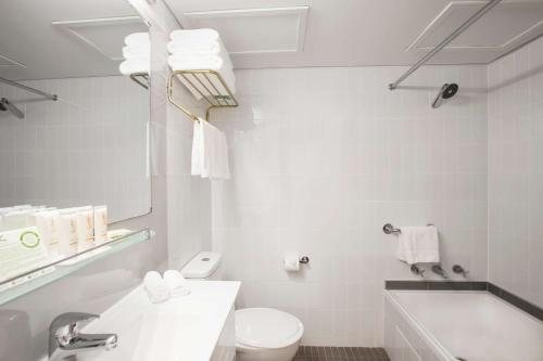 Metro Hotel Marlow Sydney Central — Bathroom