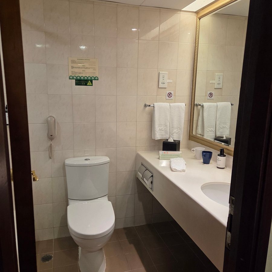 Metropark Hotel Kowloon — Bathroom