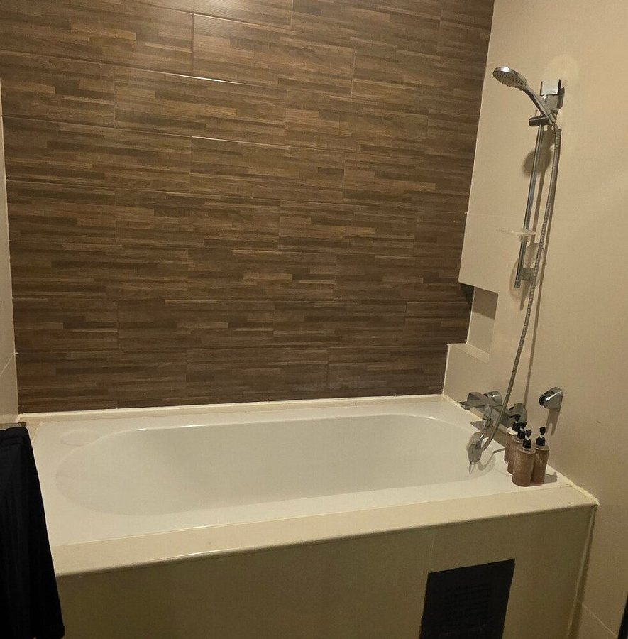 Metropolis Suites Tapestry Collection By Hilton — Bathroom