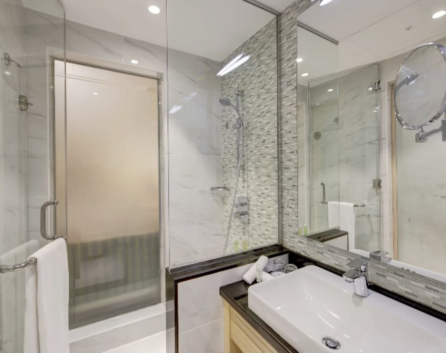 Metropolitan Hotel Dubai — Bathroom