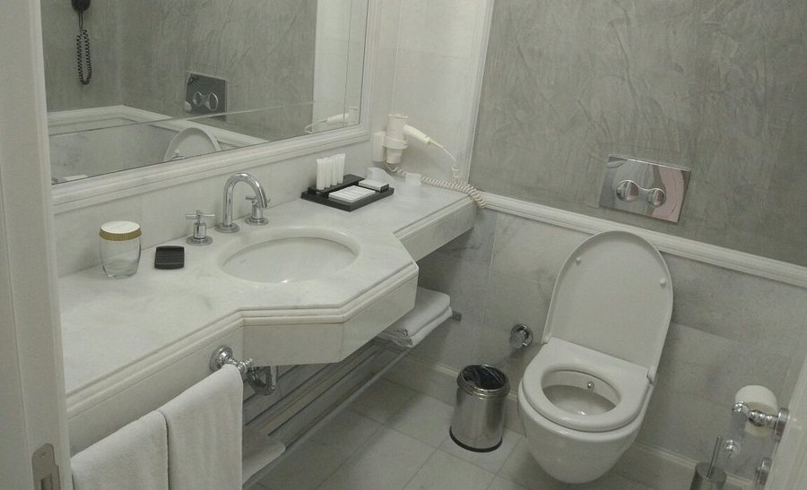 Metropolitan Hotels Taksim Istanbul — Bathroom
