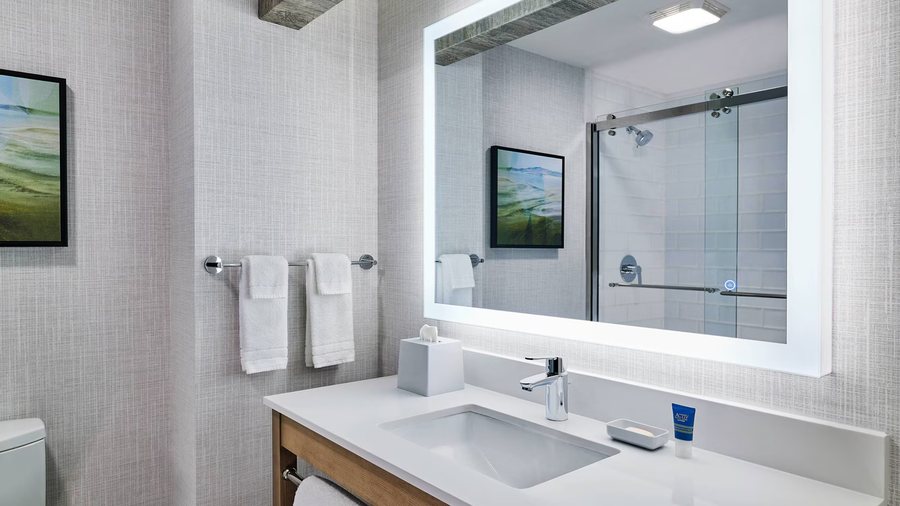 Metropolitan Inn — Bathroom