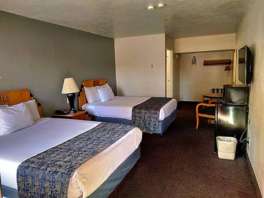 Metropolitan Inn — Guest room