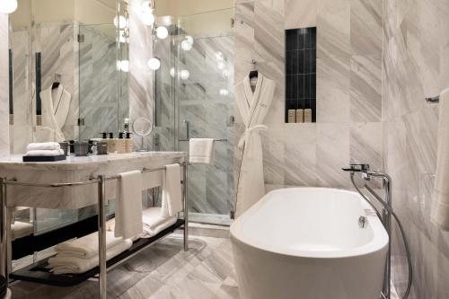 METT Singapore — Bathroom