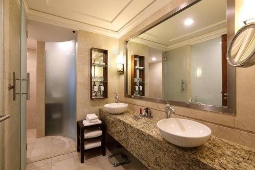Mexico City Marriott Reforma Hotel — Bathroom