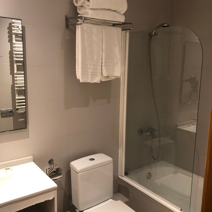 MH Apartments Liceo Barcelona Catalonia — Bathroom