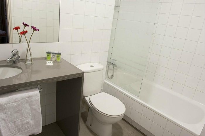 MH Apartments S Familia Barcelona Catalonia — Bathroom