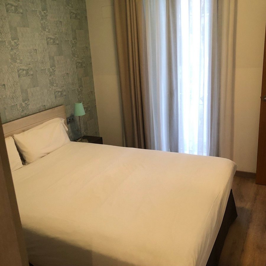 MH Apartments S Familia Barcelona Catalonia — Guest room
