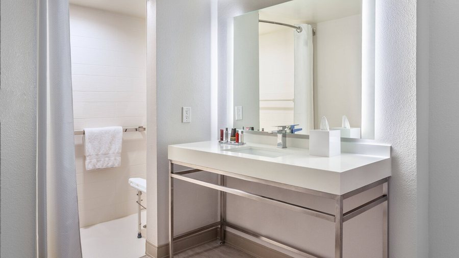 Miami Airport Marriott Miami Florida — Bathroom