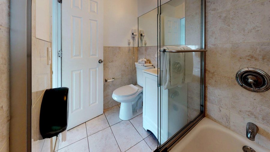 Miami Hostel Miami Beach Florida — Bathroom