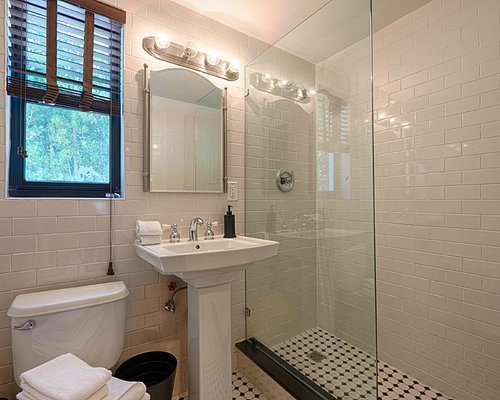 Miami Whitehouse Apartments Miami Beach Florida — Bathroom