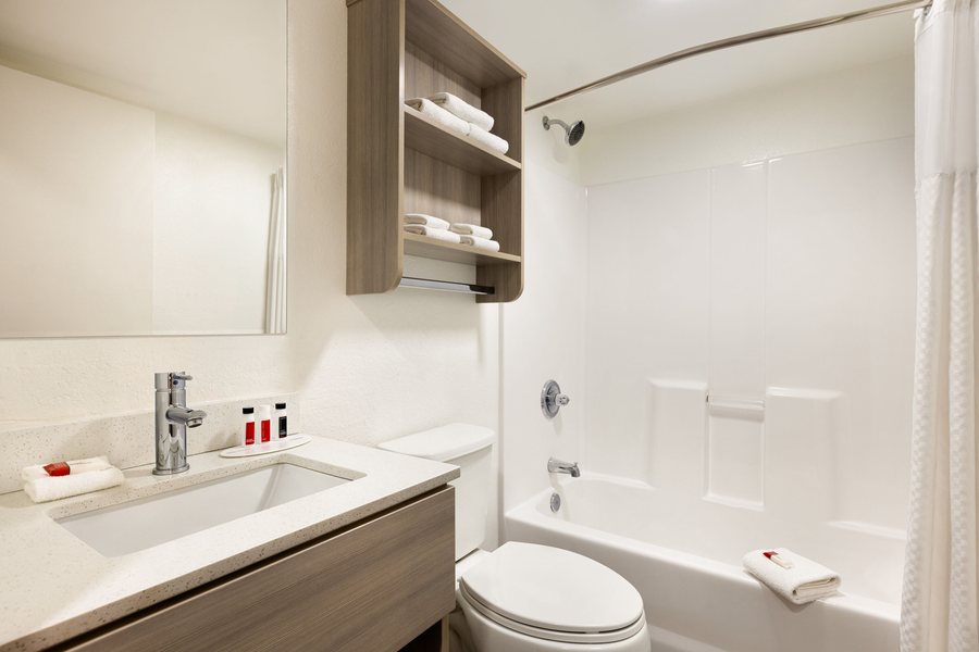 Microtel Inn and Suites by Wyndham Rawlins — Bathroom