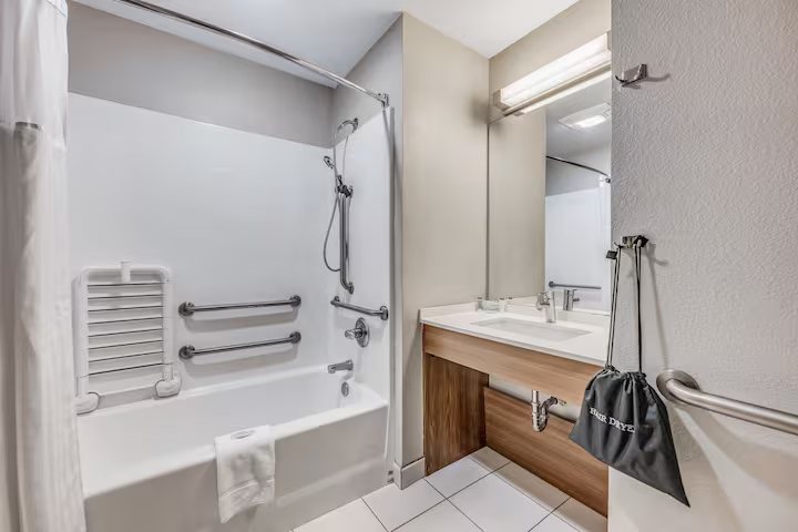 Microtel Inn and Suites by Wyndham Sweetwater — Bathroom
