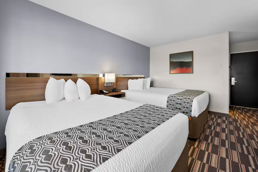 Microtel Inn and Suites by Wyndham Sweetwater — Guest room