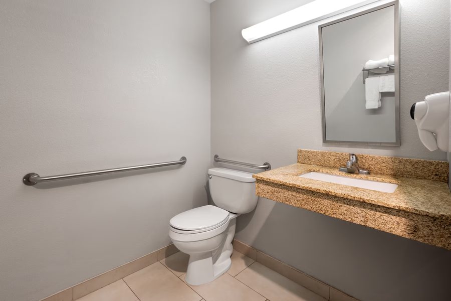 Microtel Inn by Wyndham Albany Airport — Bathroom