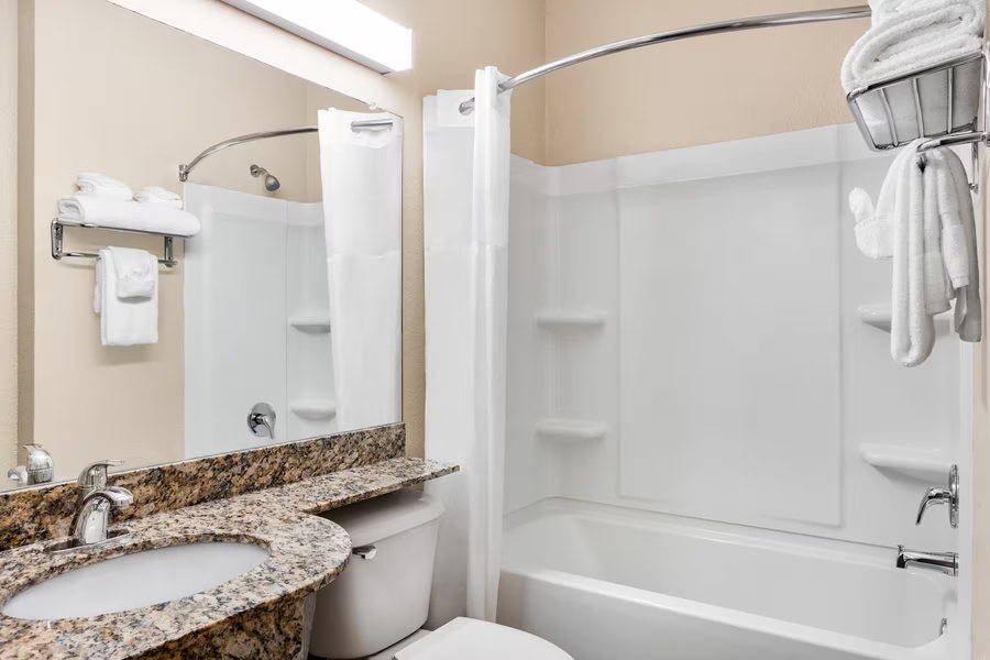 Microtel Inn Suites by Wyndham Augusta Riverwatch Augusta Georgia — Bathroom