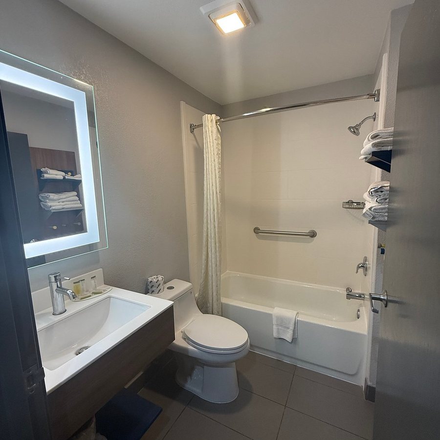 Microtel Inn Suites by Wyndham Beckley East — Bathroom