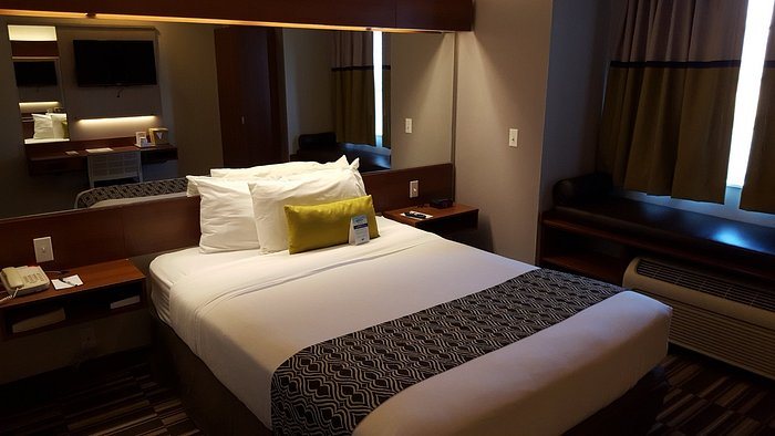 Microtel Inn Suites by Wyndham Bellevue Omaha — Guest room