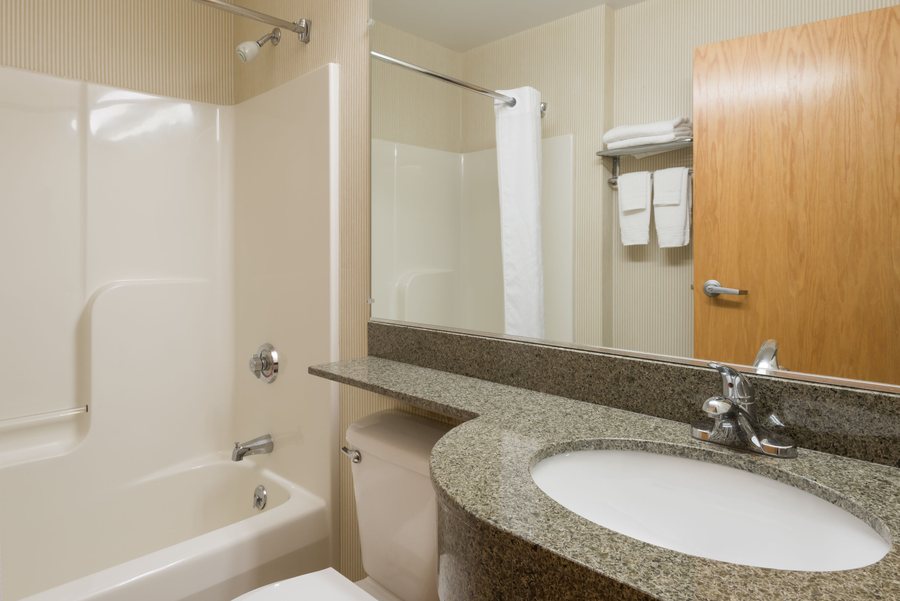Microtel Inn Suites by Wyndham Brunswick North — Bathroom