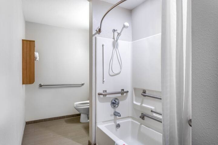 Microtel Inn Suites by Wyndham Burlington — Bathroom