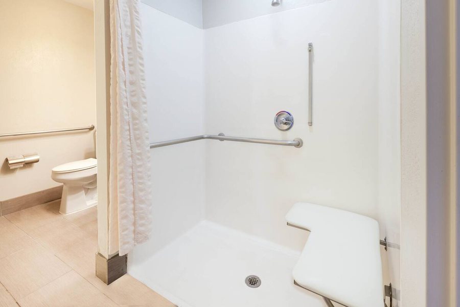 Microtel Inn Suites by Wyndham BWI Airport Baltimore — Bathroom