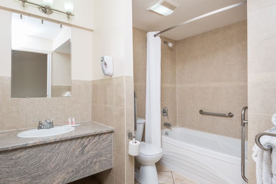 Microtel Inn Suites by Wyndham Cambridge — Bathroom