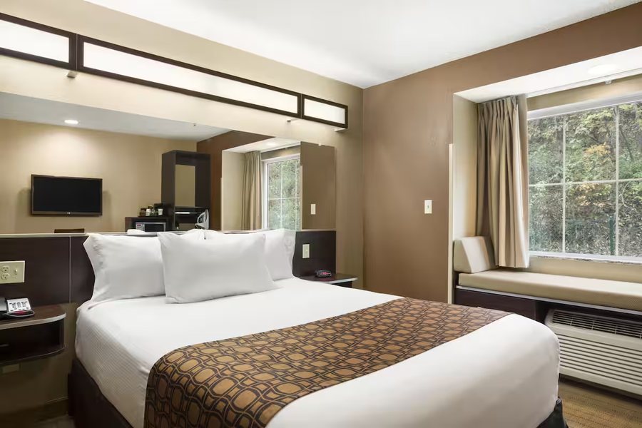 Microtel Inn Suites by Wyndham Cambridge — Guest room