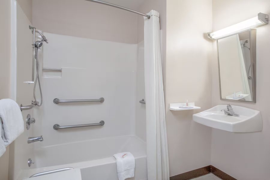 Microtel Inn Suites By Wyndham Carlisle — Bathroom