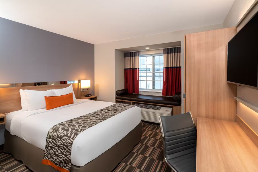 Microtel Inn Suites By Wyndham Carlisle — Guest room
