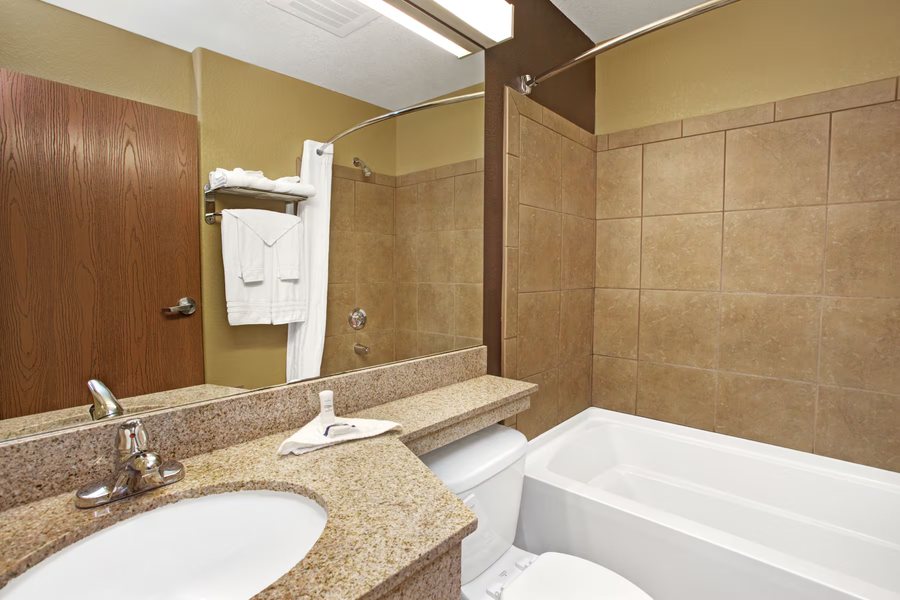 Microtel Inn Suites by Wyndham Cartersville — Bathroom