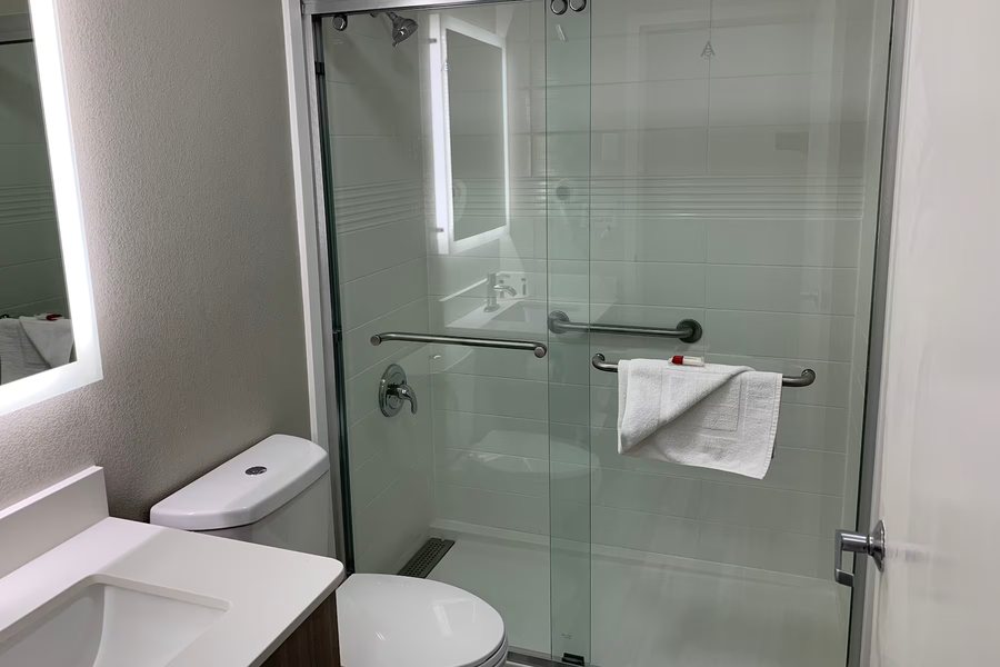 Microtel Inn Suites by Wyndham Charlotte Airport — Bathroom