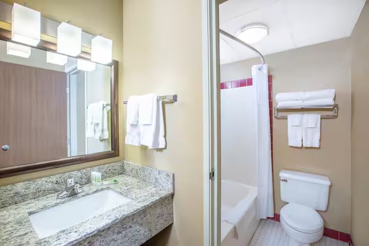 Microtel Inn Suites by Wyndham Clear Lake — Bathroom